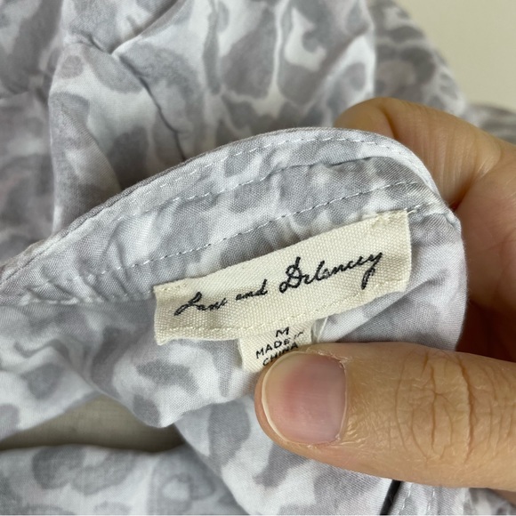 Jane and Delancey White Gray Leopard Animal Print Top Women Medium - Picture 2 of 7